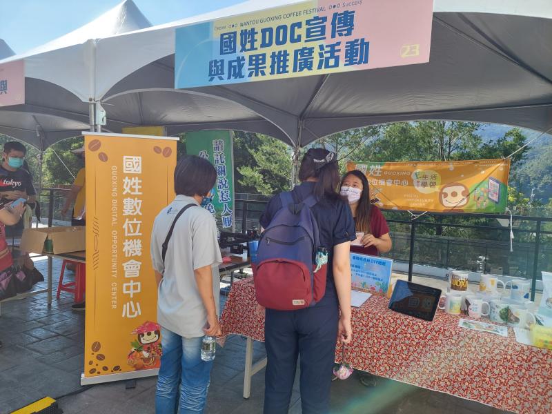 國姓數位機會中心(國姓DＯＣ)在現場23號攤位，進行課程推廣解說及成果展示，並於FB直播分享。