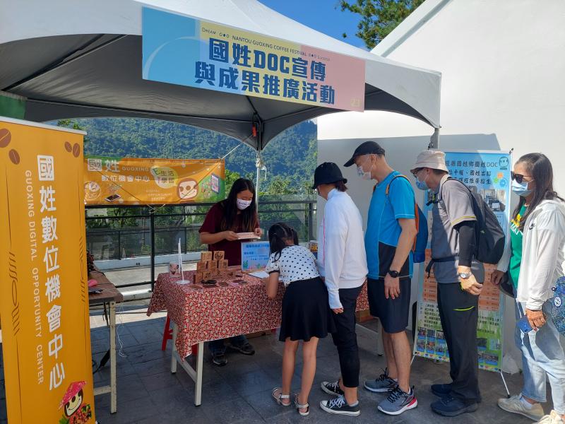 現場遊客對於雷雕機現場開放DIY體驗製作很感興趣及好奇，非常踴躍排隊報名雷雕體驗活動