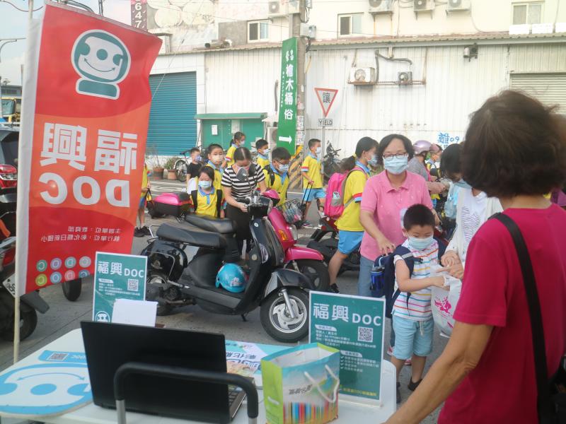 小朋友放學了,還好家長在稍早就先參與了我們的宣傳活動