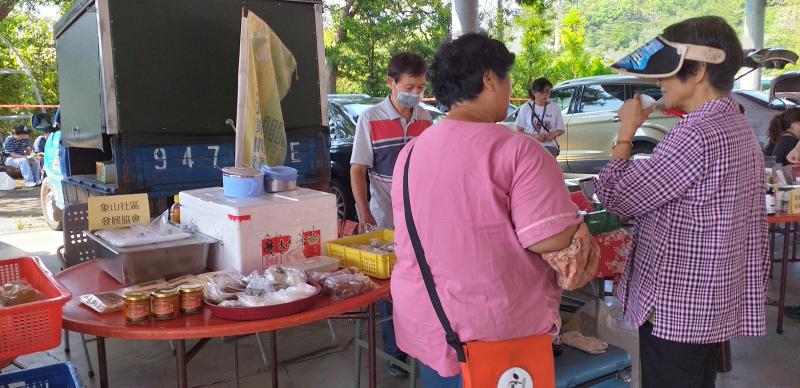 協會志工認真販售