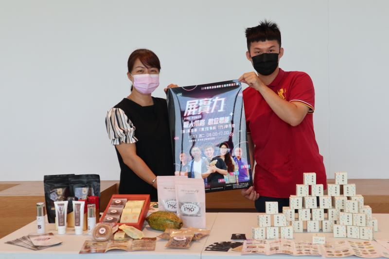 學員帶自家產品至現場與他人進行交流