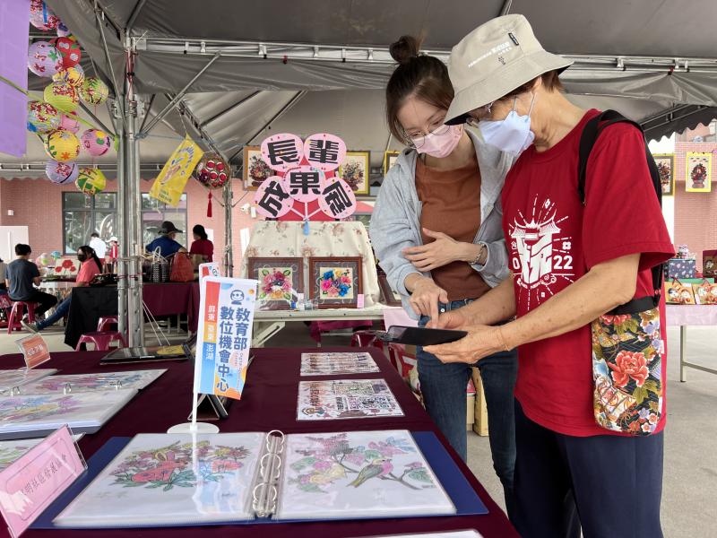 教導長輩使用掃QR Code的方式追蹤內埔DOC的臉書粉絲頁