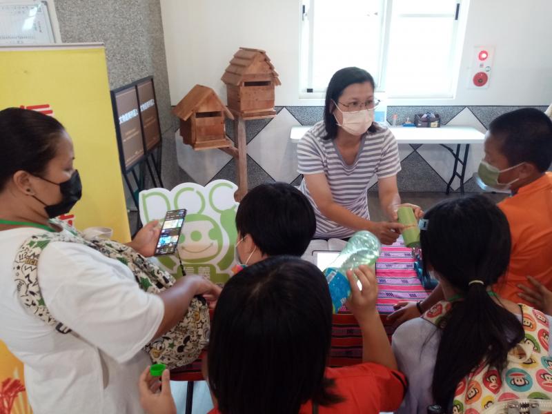 大小朋友都到攤位參與信義DOC的講解