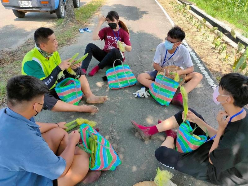 學生體驗農事的合照