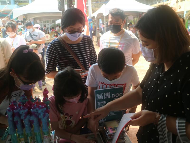 大人小孩一起體驗平板的樂趣