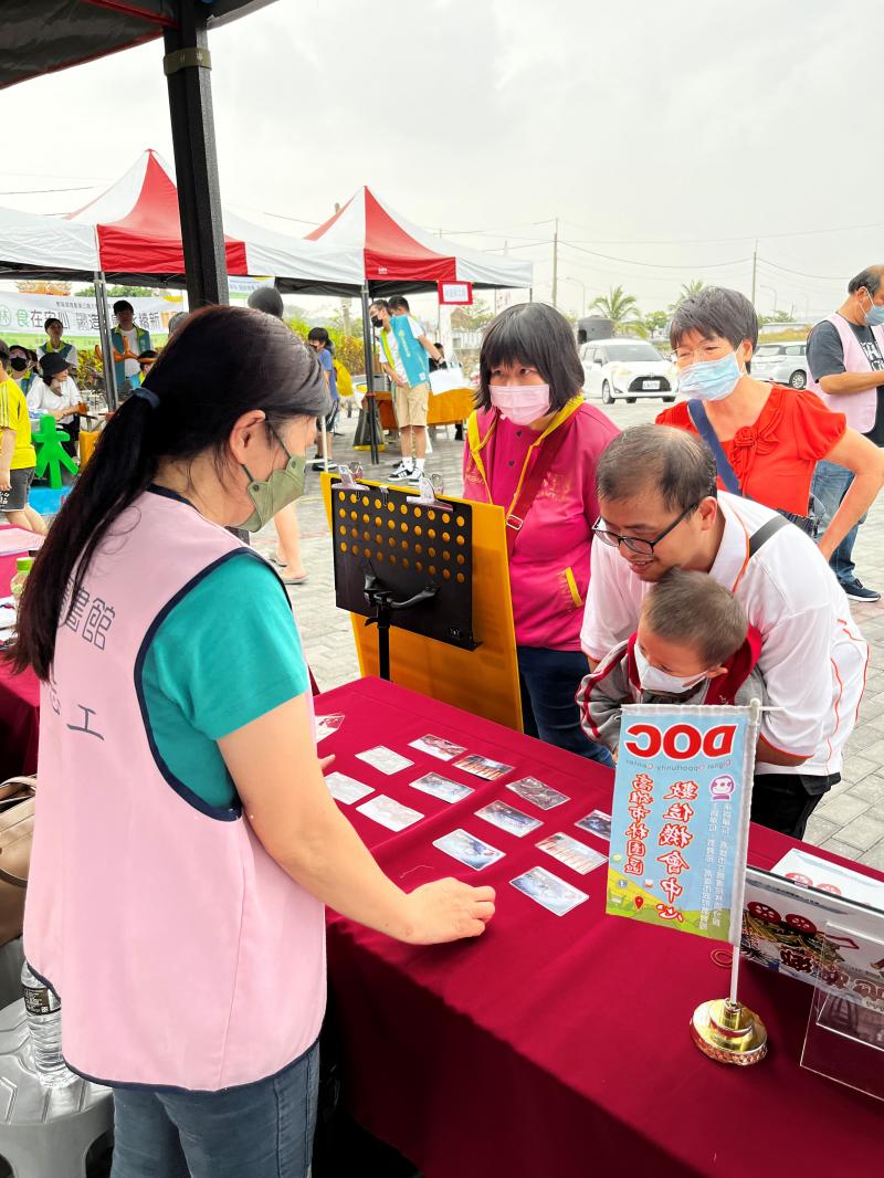 120423是世界閱讀日，高市圖林園分館30周年慶暨林園二館10周年慶，協同林園數位機會中心，在市境之南樹舉辦桌遊益智活動。