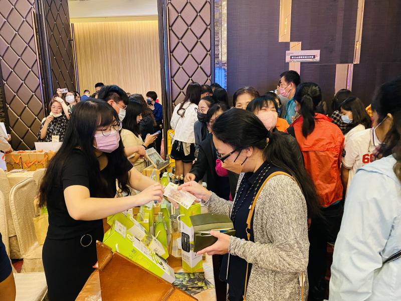 現場民眾踴躍購買中