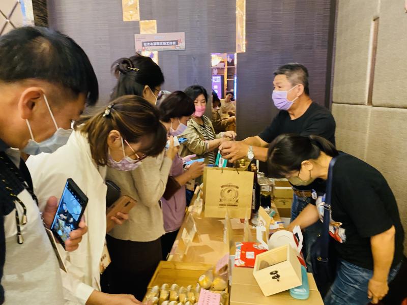 西港DOC阿農兄芝麻糖攤位