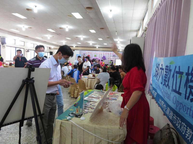 每個參加的家庭也都來我們攤位按讚湖內DOCFB呢!