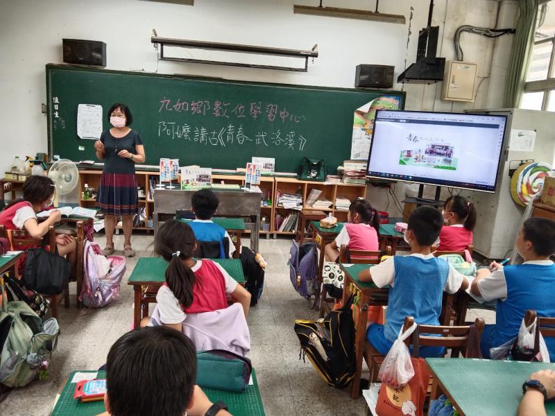 惠農國小老師向學生介紹九如鄉數位機會中心功能與數位故事繪本推廣活動