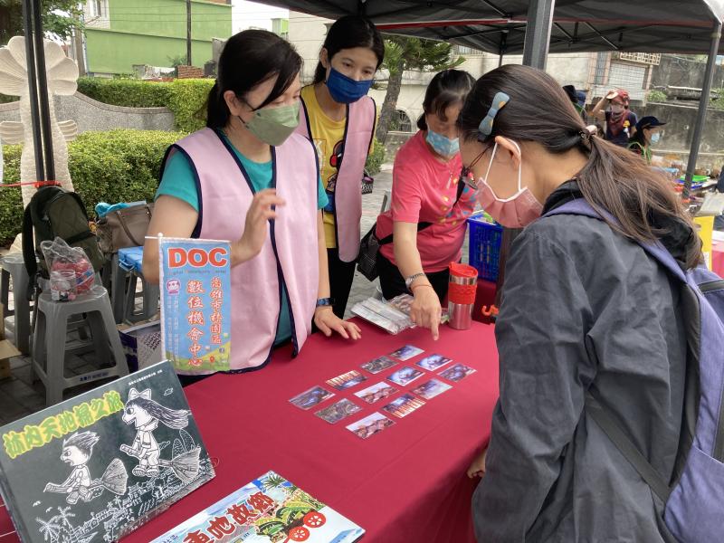 林園數位機會中心文創商品展示、倒立水母拼圖、桌遊，頂厝楊桃樹各文創作品、琳瑯滿目，目不暇及。