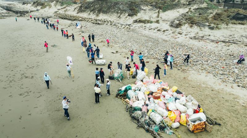 明基基金會號召明基佳世達志工苑裡海岸淨灘，人力接龍清運大型海洋廢棄物
