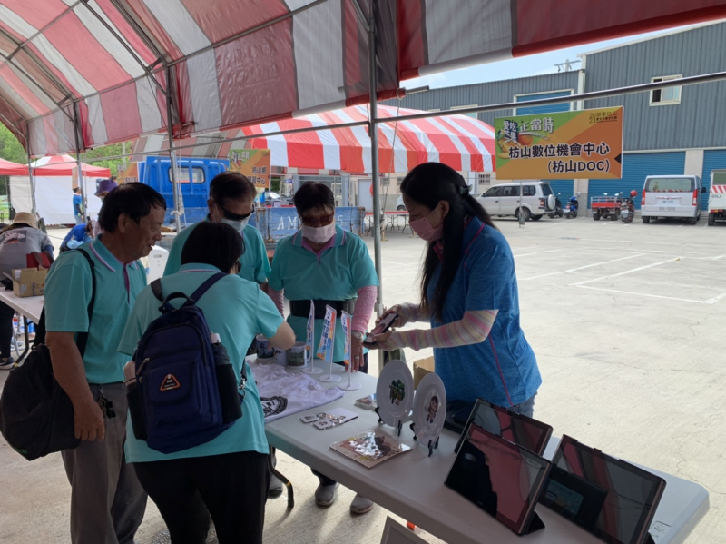 參加活動的民眾紛紛被對「春蘭」周邊商品吸引。