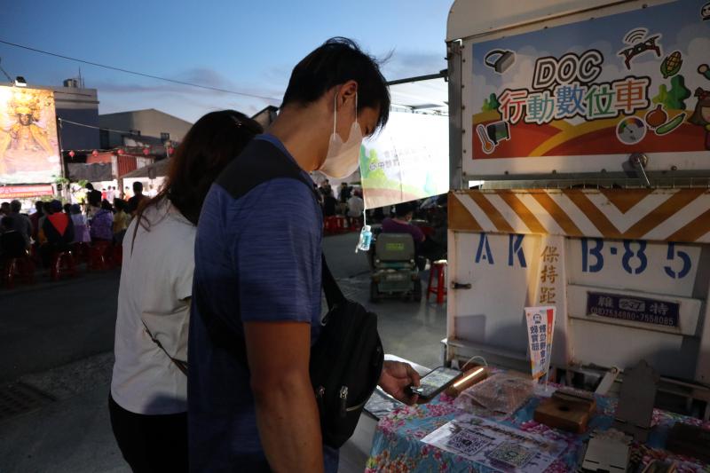 現場指導民眾使用QR Code加入內埔數位機會中心社群