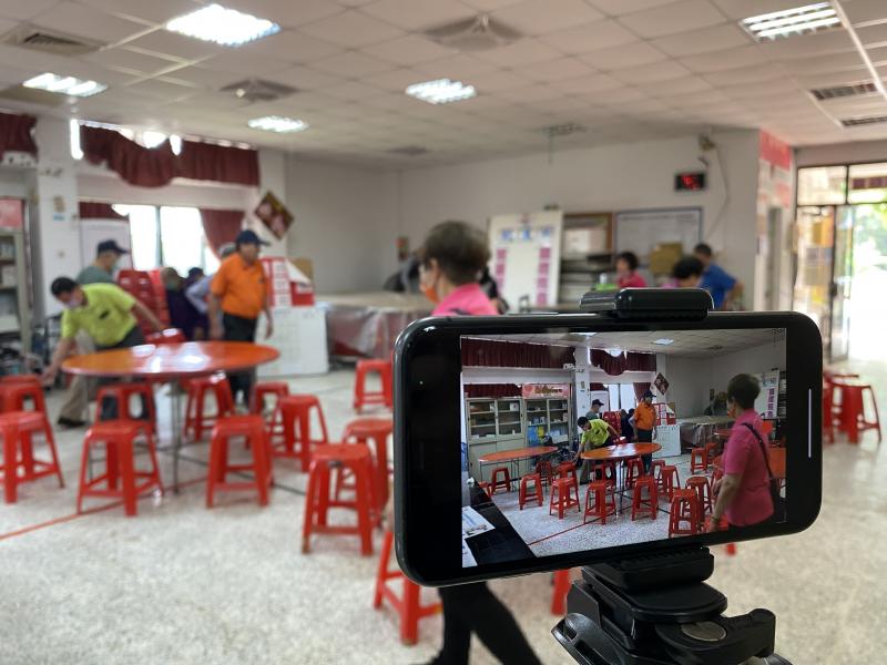 社區學員實際以手機錄影功能來記錄共餐活動