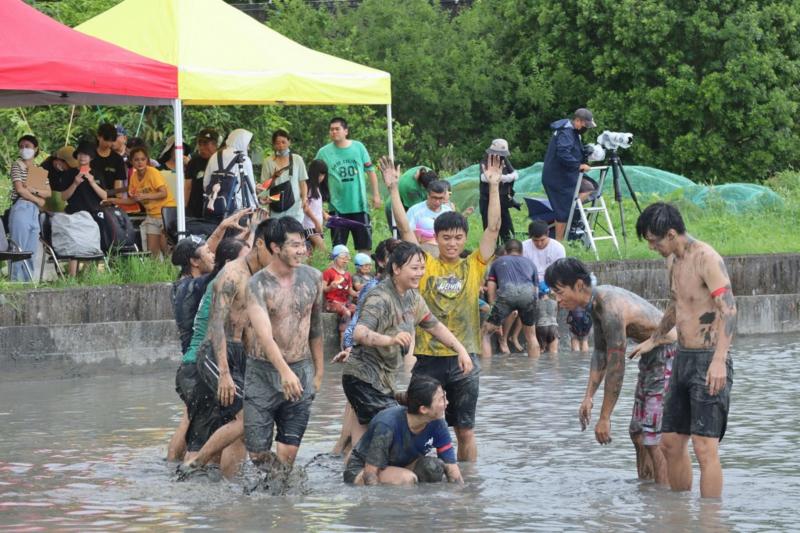 睽違近3年的「找到田國際泥巴運動會」今年回來了，數百民眾齊聚花蓮縣鳳林鎮水車寮的田地，開心玩泥巴。中央社