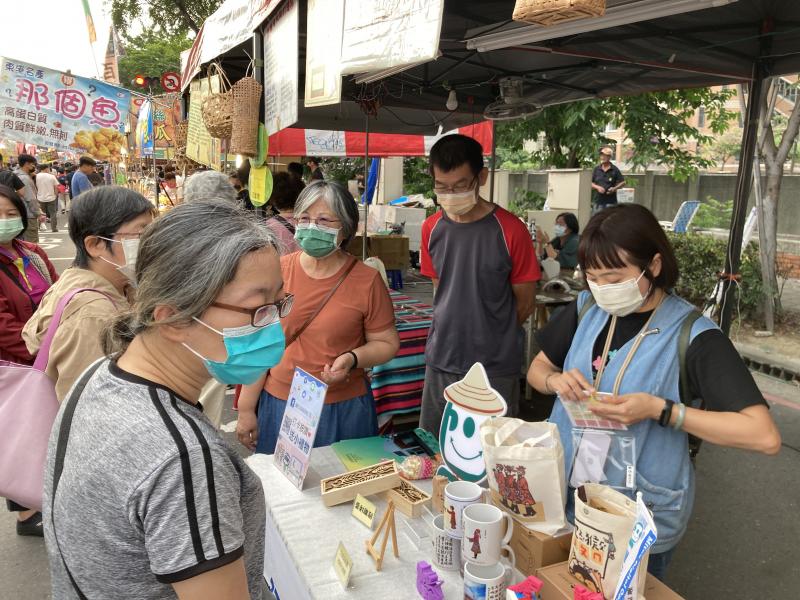 彌陀DOC主任與民眾介紹皮影戲文化