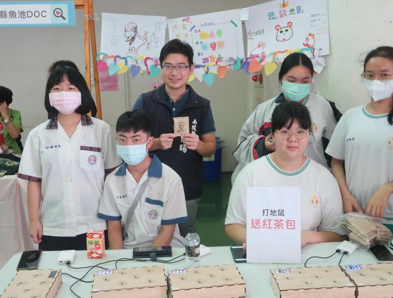 南投縣林儒暘議員也到攤位體驗打地鼠數位遊戲，十分肯定魚池數位中心的經營成果。