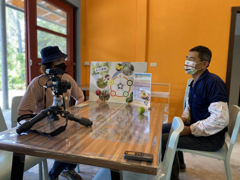 尚武社區發展協會總幹事與DOC合作，擔任導覽人員來錄製影片解說。