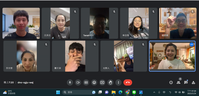 我們也許可以嘗試創作新歌曲。自己寫詞譜曲，於是我們大膽地跨出第一步。決定自創歌曲！