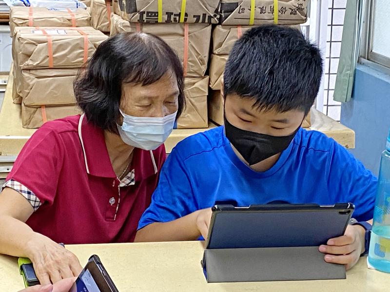 阿嬤不熟悉平板操作，孫兒用心協助指導