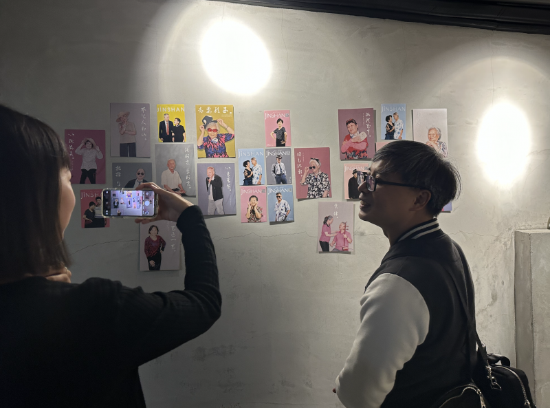 由李沿儒老師和參與民眾分享，拍攝長者沙龍照的點滴過程，讓大家更能感受長者故事。