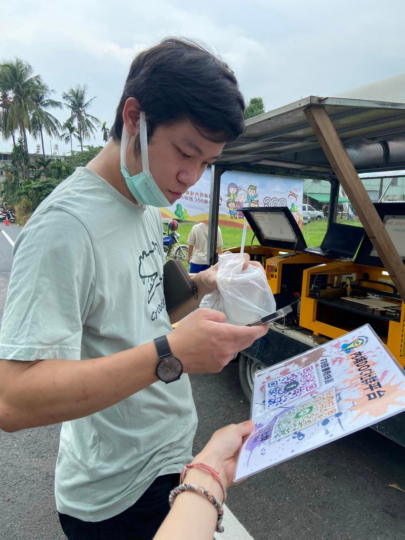 民眾加入內埔數位機會中心粉絲團，了解數位課程及中心開館資訊