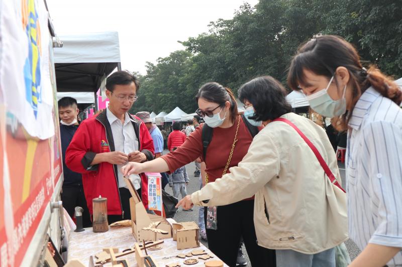 雷雕作品吸引民眾目光，主動發問了解