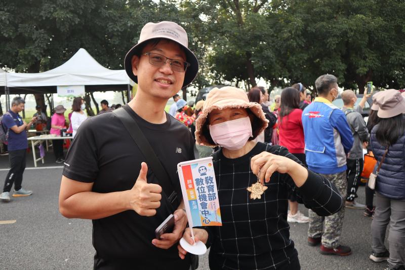 民眾現場體驗雷雕設計