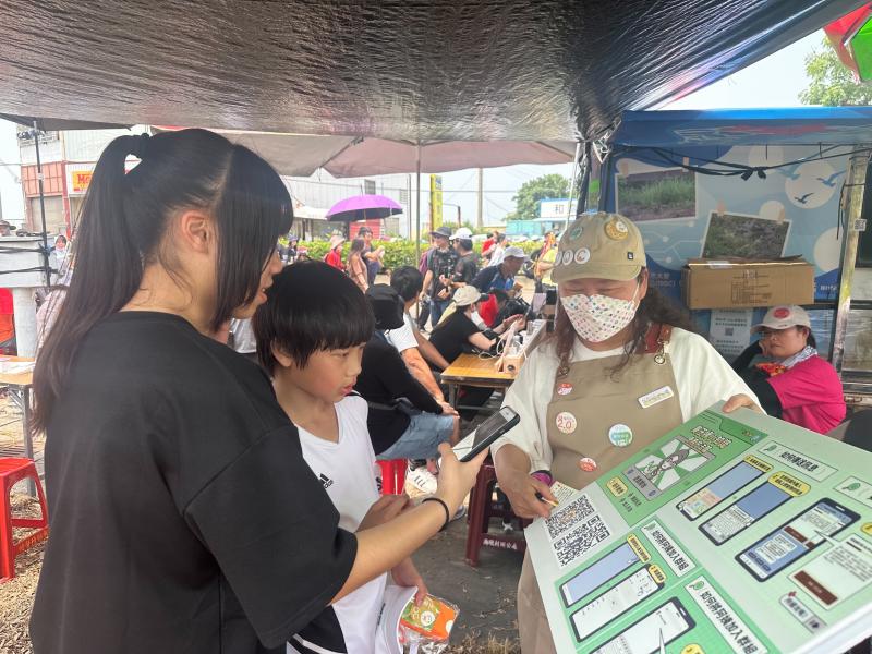 與參加大甲媽繞境的民眾分享查證網路訊息的真偽