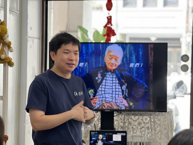 「Oh Old Maker工作室」背後源起於成功大學USR計畫，由關注高齡議題的成大學生連結社區年輕店家共組而成。分享者 林奕仁先生