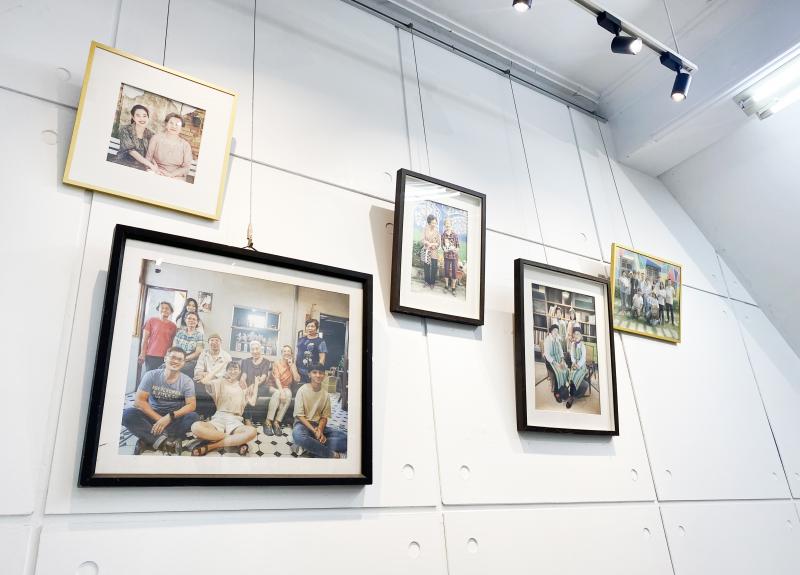 牆上掛滿了長輩們的合照和生活照片，訴說著他們的故事和經歷，散發著濃濃的人情味.....