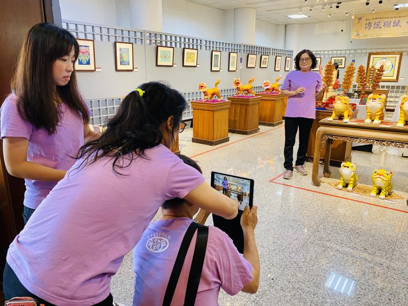 學甲DOC利用上課所學建立3D虎爺模型，現場讓大家與3D虎爺合影