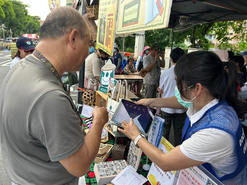 【彌陀DOC】民眾前來彌陀DOC攤位，諮詢E政府平台與數位課程資訊，收穫良多。