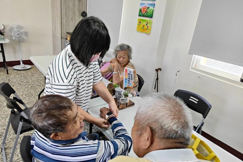 長者對手錶能簡易的測出血壓都覺得非常方便，隨時都能使用真便利