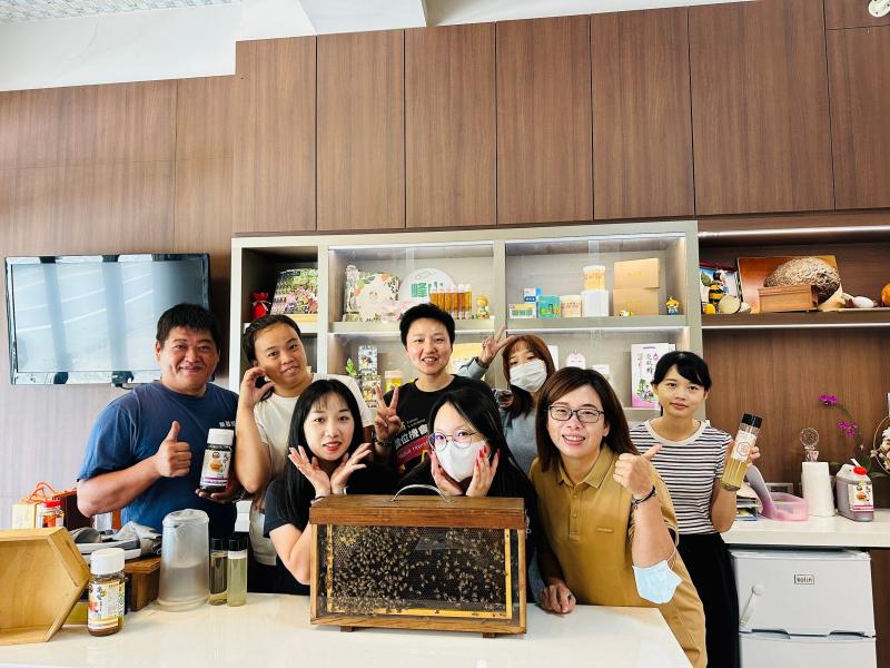 直播結束與崗發一起合照