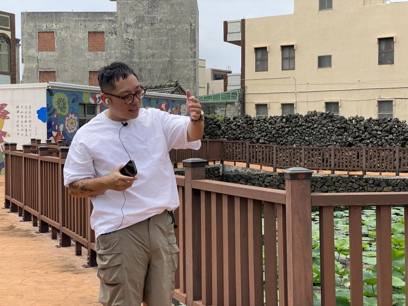 講師選擇湖西社區蓮花池,說明如何用鏡頭拍出不同氛圍的蓮花和池塘。