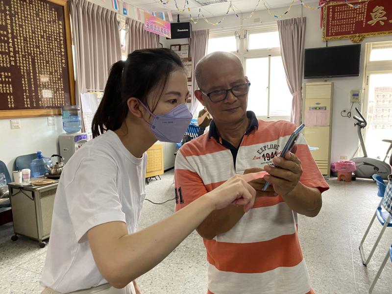 用VSCO 後製編修工具,同事們充當助教,協助解答。