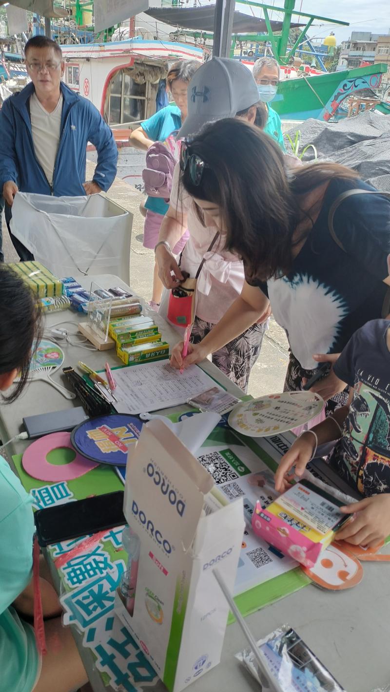 除了龍舟賽，南方澳的美麗風景也將為您帶來一場視覺盛宴，碧海藍天、綠樹成蔭，讓您在賽龍舟的同時也能享受大自然的美好。