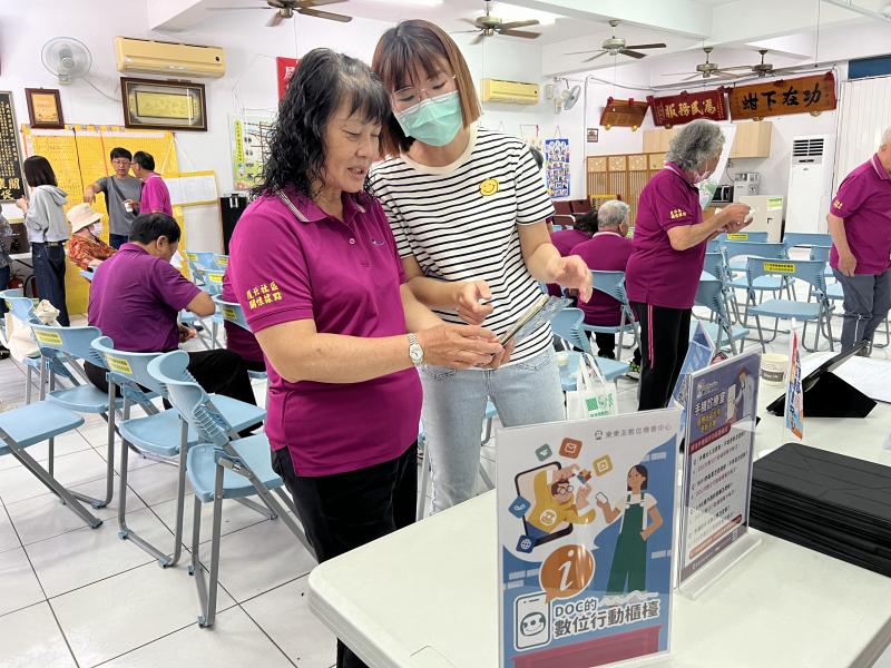 東東澎輔導團隊結合萬丹數位機會中心揭牌活動，舉辦了行動諮詢服務示範活動。
