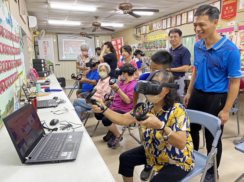 長輩頭戴VR眼鏡、手拿把手，在虛擬世界中玩得不亦樂乎