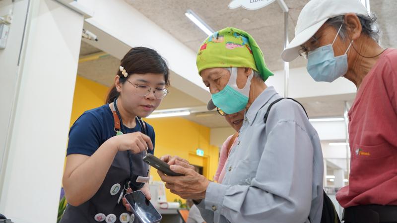 陳奶奶在孫女的陪同下完成了整個解謎過程，她笑著說：「以前都是孫女教我用手機，今天我們一起解謎，感覺自己又年輕了一把，這個活動真的是寓教於樂。」