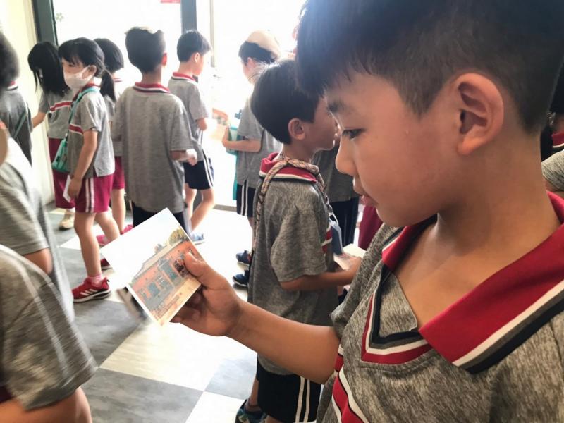 學生觀看明信片