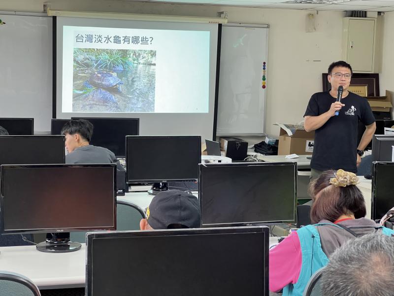 生多所陳老師與民眾分享台灣龜類生態