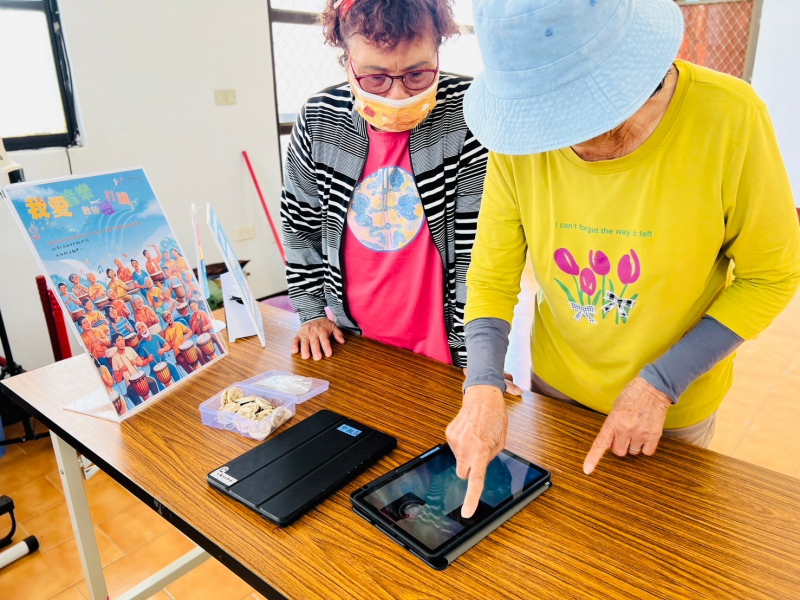 DOC安排了一些與節奏有關的小遊戲，讓長輩們在輕鬆愉快的氛圍中學習數位技能。