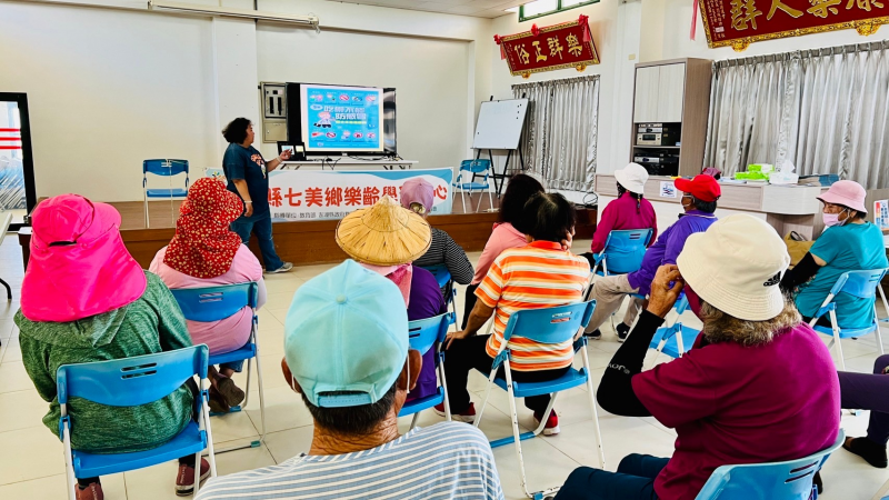 林護理師在與鄉親宣導關於「吃藥不能防感冒」主題