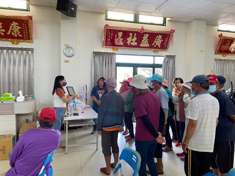 在地鄉親來到DOC攤位了解健保快易通APP