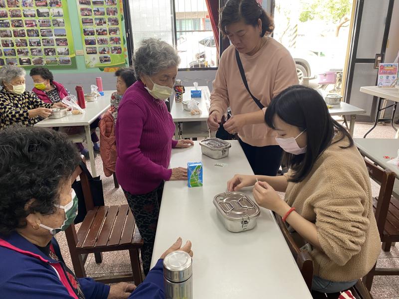 協助社區志工製作姓名貼2