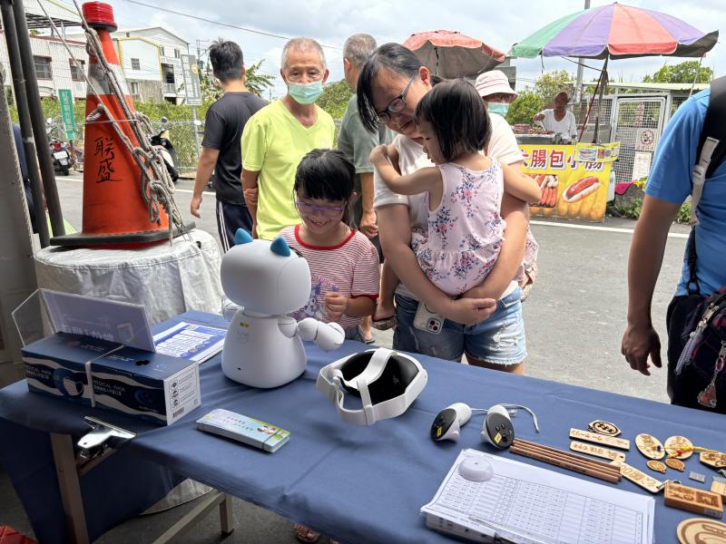 民眾和機器人對話。