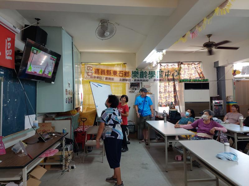 長者親身體驗平板上的 Active Arcade APP